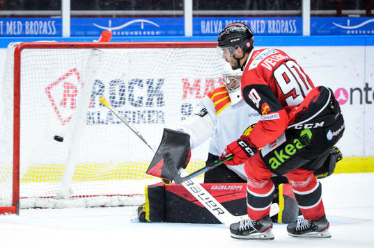Malmö Redhawks Joe Veleno gör 6-2 bakom Brynäs målvakt