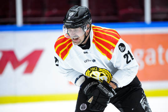 Brynäs Patrik Berglund har ont