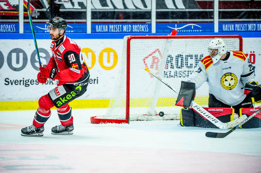 Malmö Redhawks Joe Veleno gör mål på Brynäs målvakt