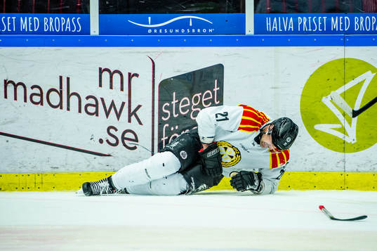 Brynäs Patrik Berglund skadar sig