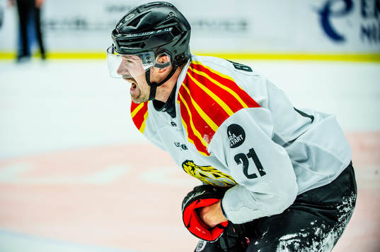 Brynäs Patrik Berglund skadar sig