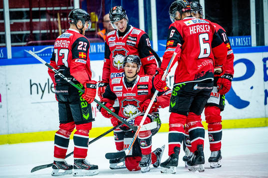 Malmö Redhawks Johan Olofsson jublar med lagkamraterna