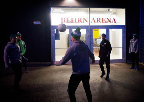 Röglespelarna värmer upp med fotboll