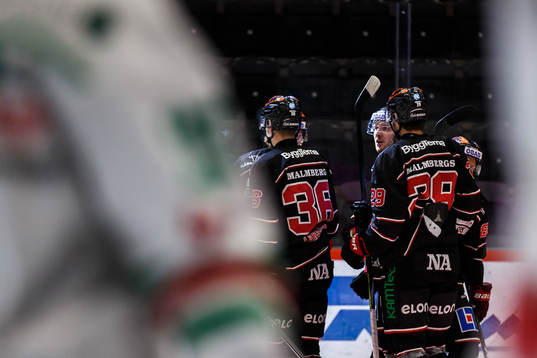 Örebros Robin Kovacs jublar