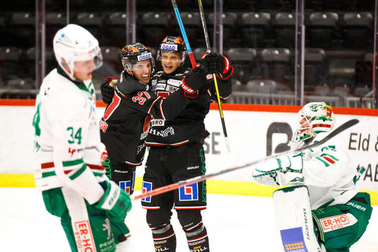 Örebros Kristian Näkyvä och Glenn Gustafsson  jublar