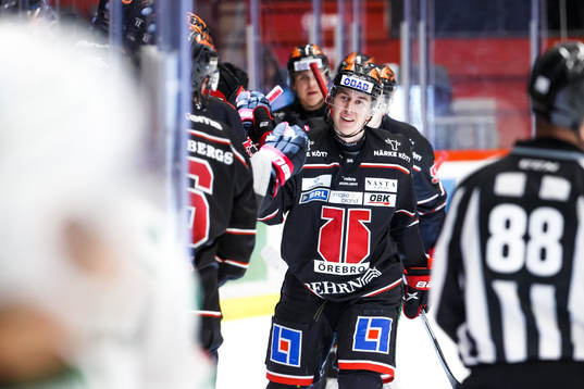 Örebros Robert Leino jublar