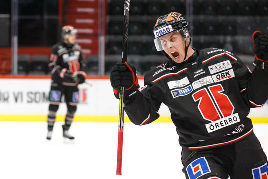 Örebros Robert Leino jublar