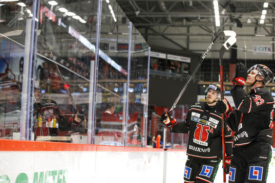 Örebros Emil Larsson jublar