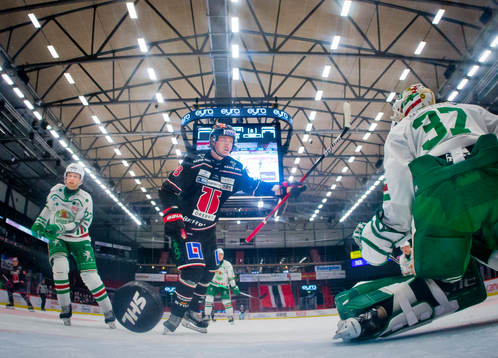 Örebros Rodrigo Abols jublar och Rögles Samuel Jonsson
