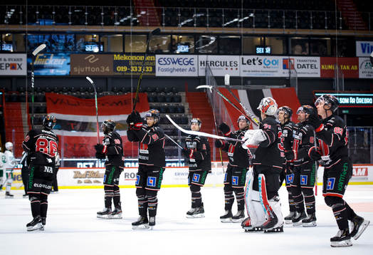 Örebros Kristian Näkyvä och målvakt Jonas Arntzen jublar