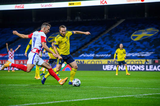 Ivan Perisic of Croatia and Pierre Bengtsson of Sweden