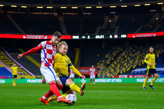Emil Forsberg of Sweden and Josip Juranovic of Croatia