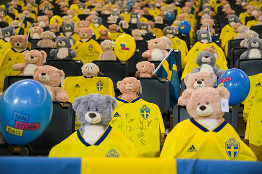 Teddy bears are placed out in the stands for Min stora dag