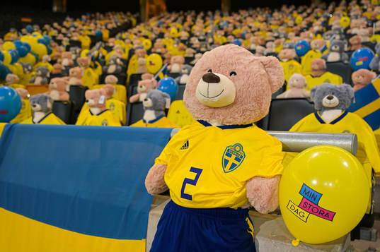 Teddy bears are placed out in the stands for Min stora dag