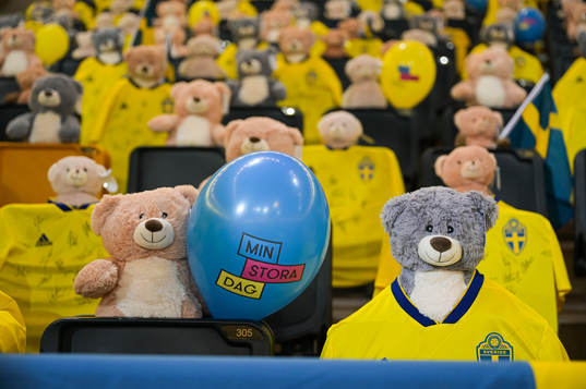 Teddy bears are placed out in the stands for Min stora dag