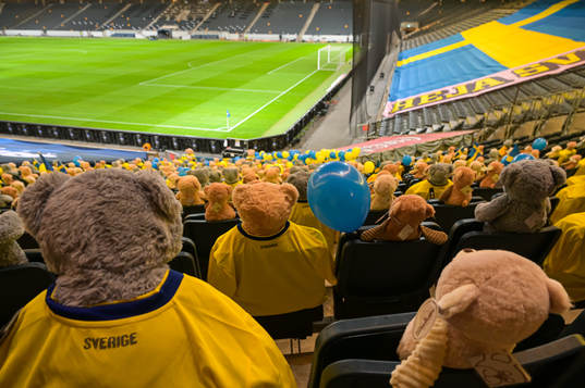 Teddy bears are placed out in the stands for Min stora dag