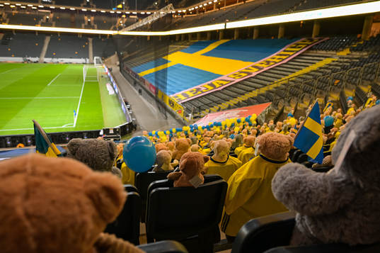 Teddy bears are placed out in the stands for Min stora dag