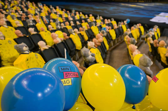 Teddy bears are placed out in the stands for Min stora dag