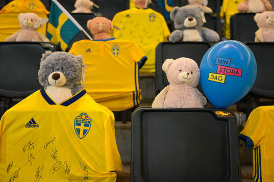 Teddy bears are placed out in the stands for Min stora dag