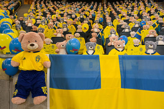 Teddy bears are placed out in the stands for Min stora dag