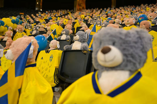 Teddy bears are placed out in the stands for Min stora dag