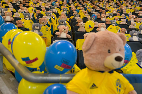 Teddy bears are placed out in the stands for Min stora dag