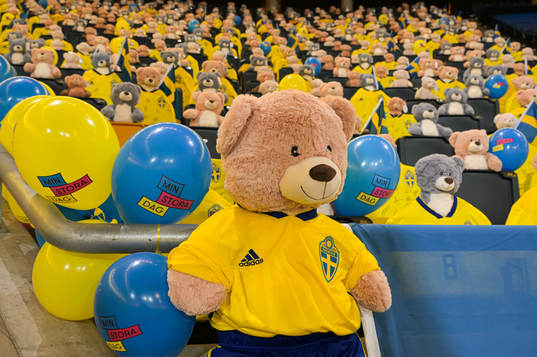Teddy bears are placed out in the stands for Min stora dag