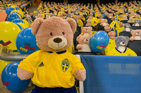 Teddy bears are placed out in the stands for Min stora dag