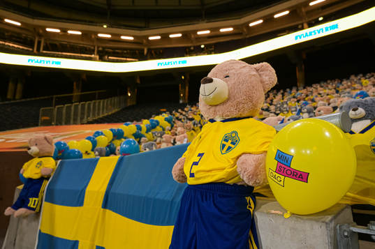 Teddy bears are placed out in the stands for Min stora dag