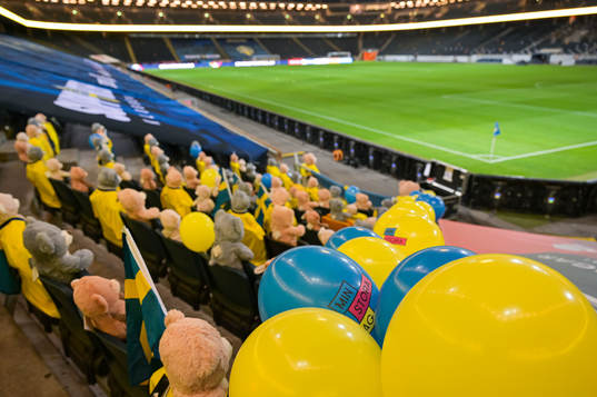 Teddy bears are placed out in the stands for Min stora dag