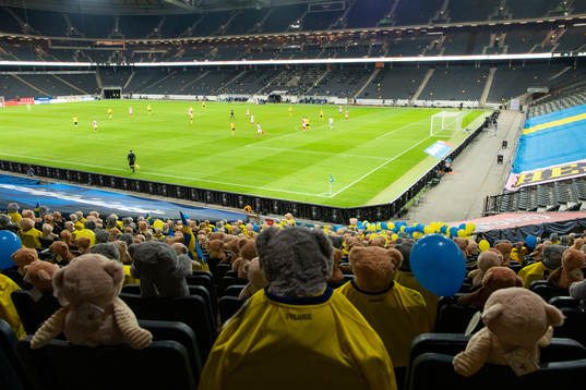 Teddy bears are placed out in the stands for Min stora dag