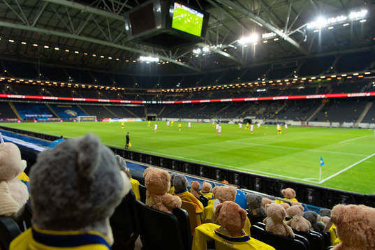 Teddy bears are placed out in the stands for Min stora dag