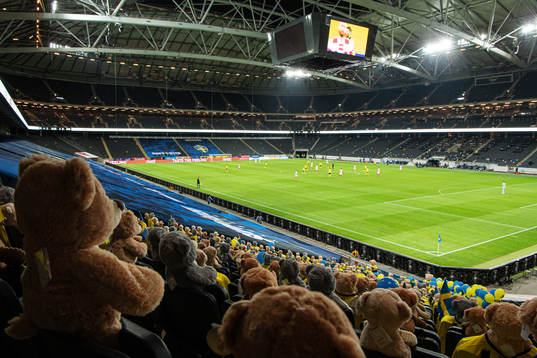 Teddy bears are placed out in the stands for Min stora dag