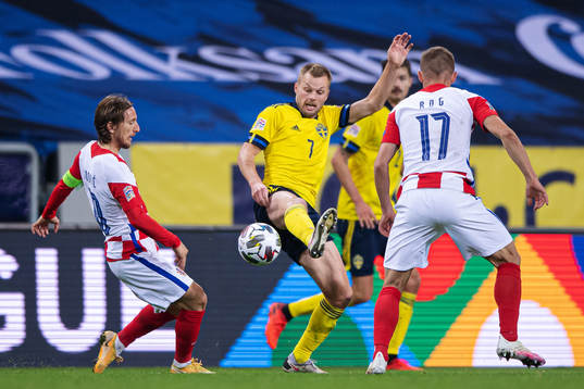 Luka Modric of Croatia and Sebastian Larsson of Sweden