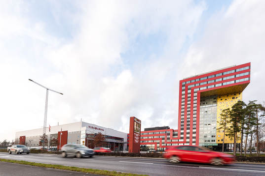 Exteriör vy av Vida arena och Icon huset före