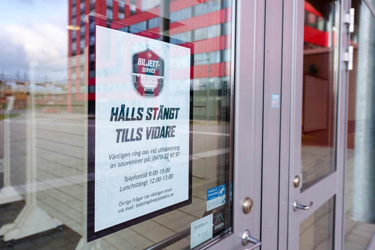 Stängd biljettservice före ishockeymatchen i SHL mellan