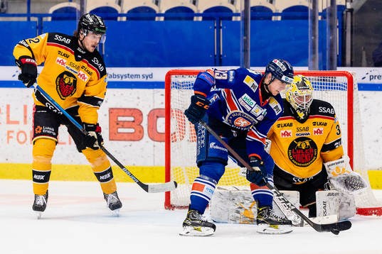 Växjös Jack Drury oroar framför Luleås målvakt David
