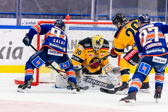 Växjös Andrew Calof oroar framför Luleås målvakt David