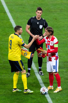 Marcus Berg of Sweden and Luka Modric of Croatia shake hands