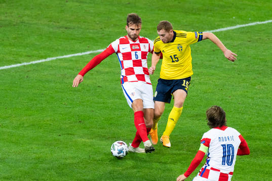 Marin Pongracic of Croatia and Dejan Kulusevski of Sweden