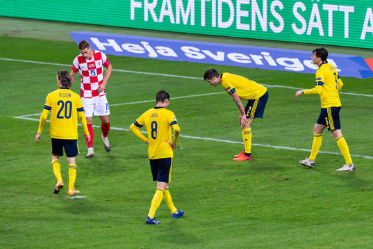 The Swedish players look dejected