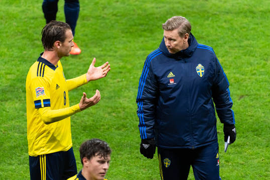 Albin Ekdal talks to Peter Wettergren, head coach of Sweden