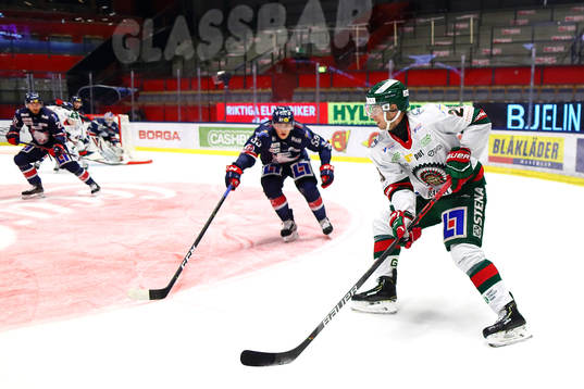 Frölundas Johan Sundström nder ishockeymatchen i SHL