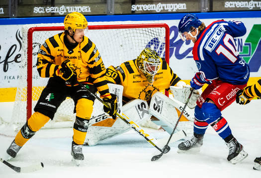 Oskarshamns Oscar Sundh och Skellefteås målvakt Gustaf