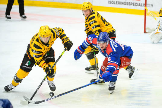 Skellefteås Oscar Möller och Oskar Nilsson i en kamp mot