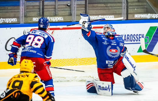 Oskarshamns målvakt Joe Cannata och Oliver Larsen