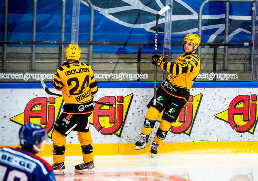 Skellefteås Jonatan Berggren och Andreas Wingerli jublar