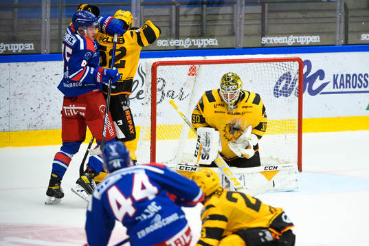 Skellefteås målvakt Gustaf Lindvall räddar skott från