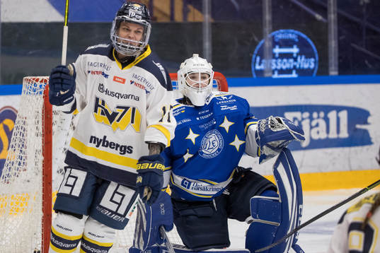 s Danielle Stone jublar framför Leksands målvakt Amanda