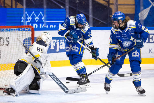Leksands Emelie Berlin och Ella Albinsson oroar framför